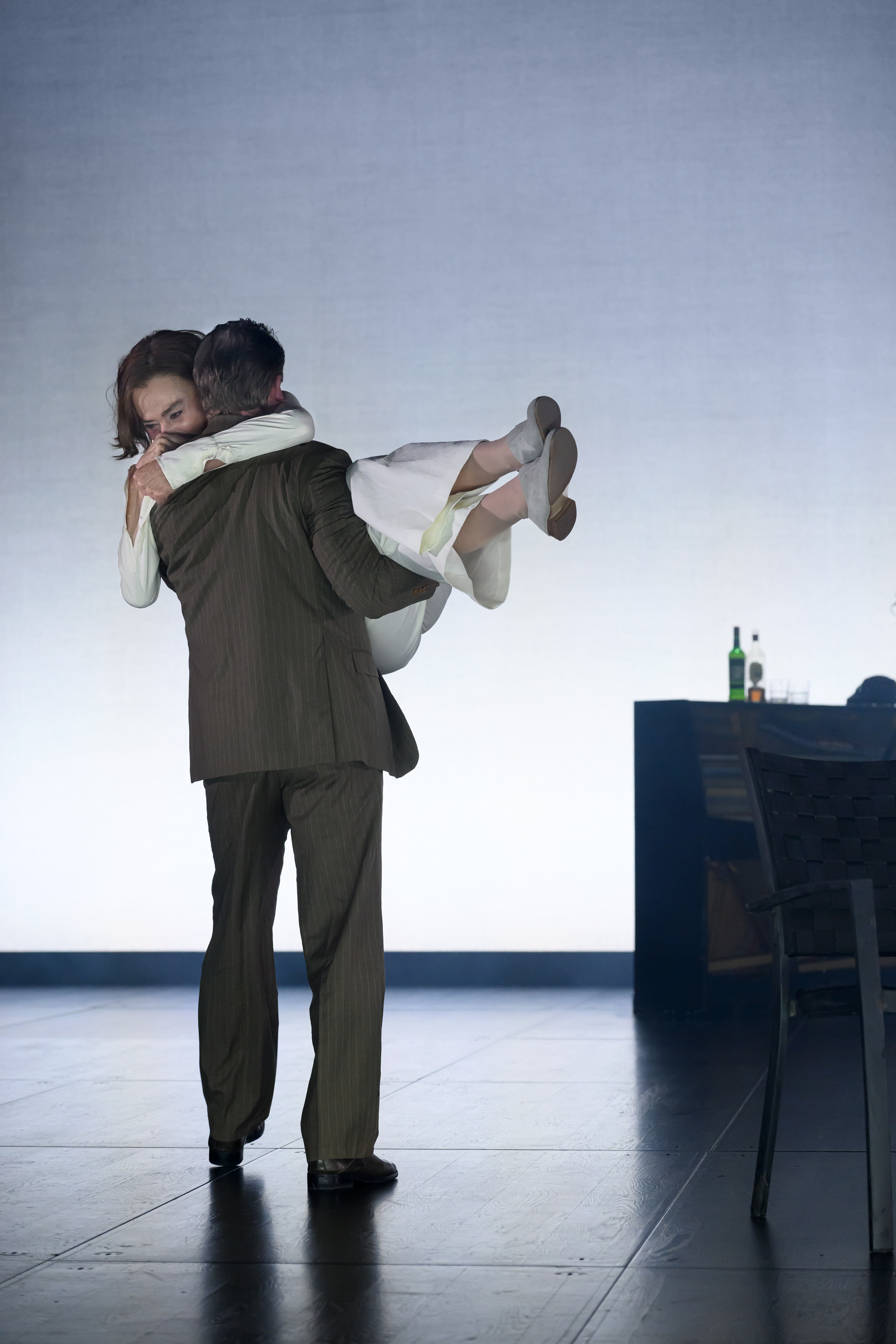 Linus Troedsson och Lena Olin i Lång dags färd mot natt, premiär 20 mars 2026 på Stora scenen.