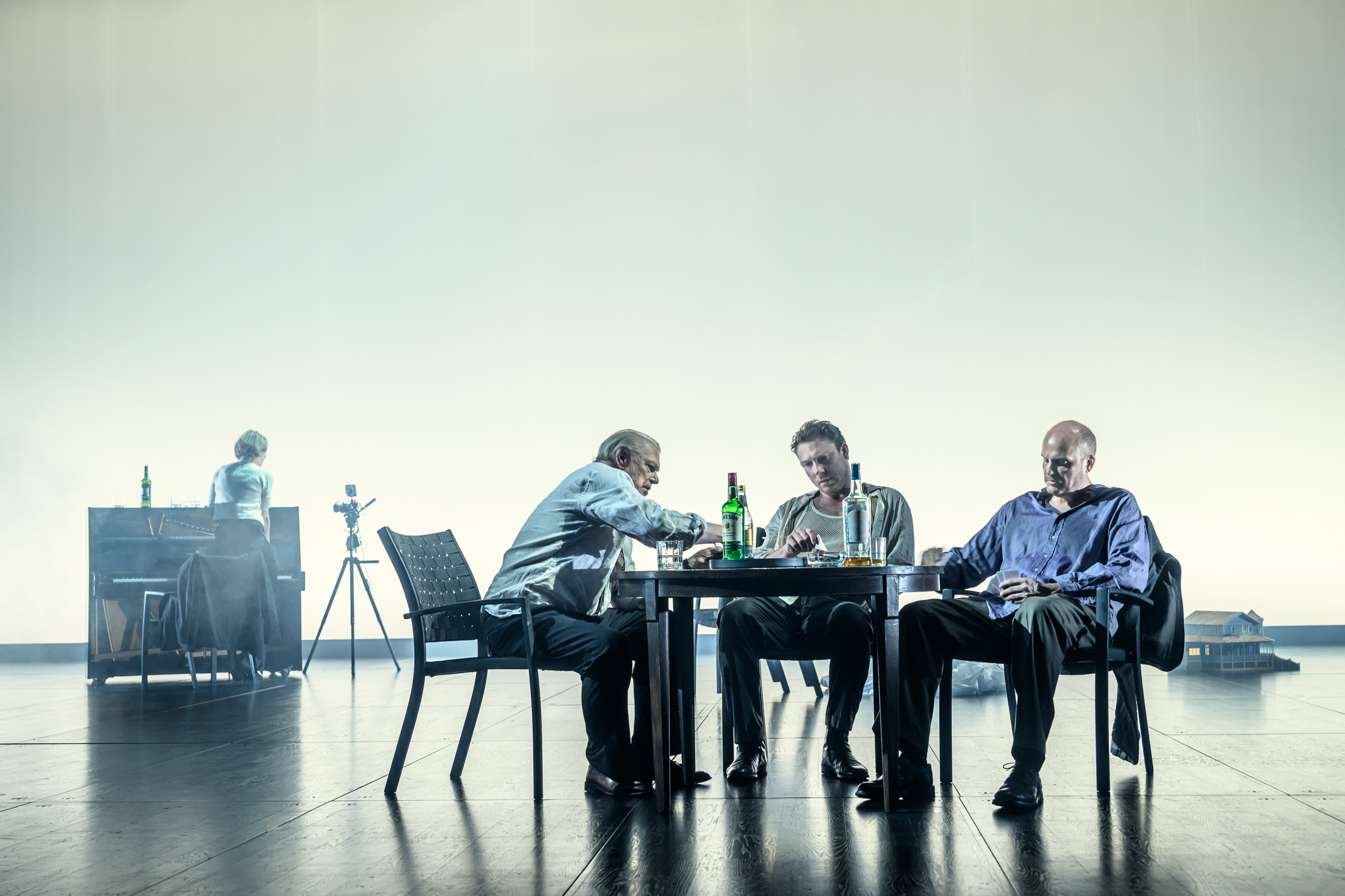 Peter Andersson, Linus Troedsson och Emil Almén i Lång dags färd mot natt, premiär 20 mars 2026 på Stora scenen.