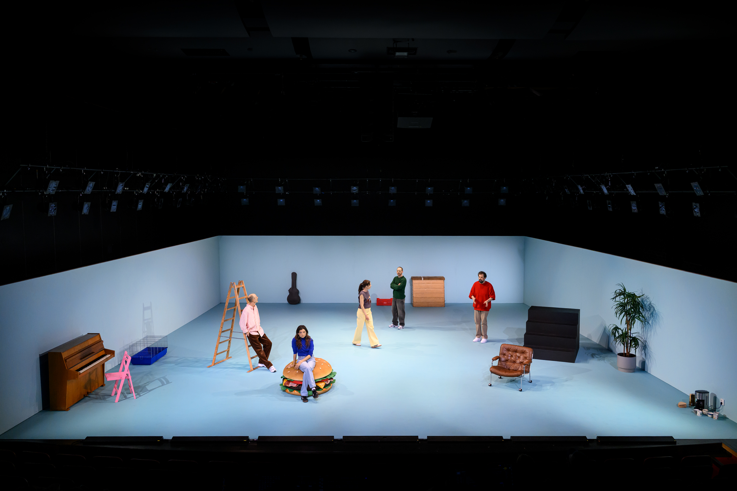Ensemblen i Bön för idioter, urpremiär 2 april 2026 på Klarascenen, Kulturhuset Stadsteatern.