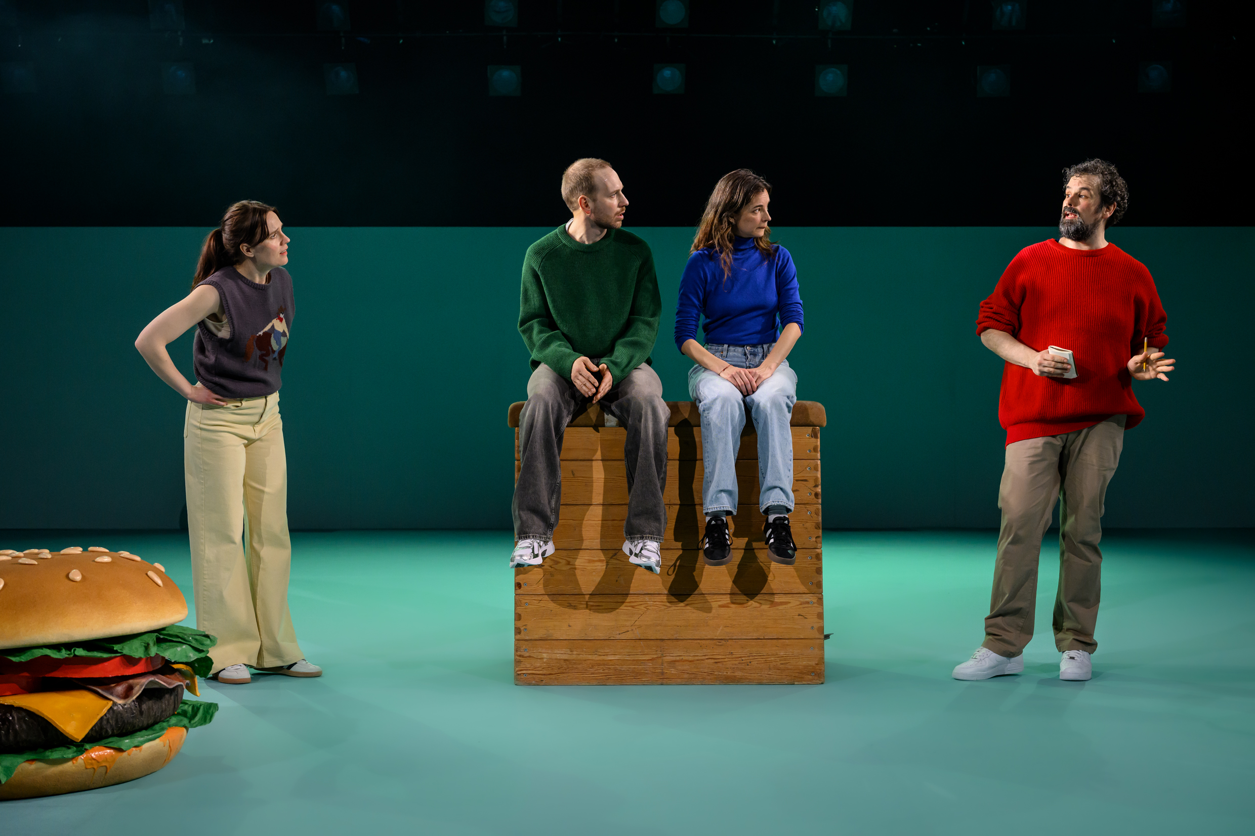 Emma Österlöf, Simon Reithner, Louise Peterhoff och Eric Stern i Bön för idioter, urpremiär 2 april 2026 på Klarascenen, Kulturhuset Stadsteatern.