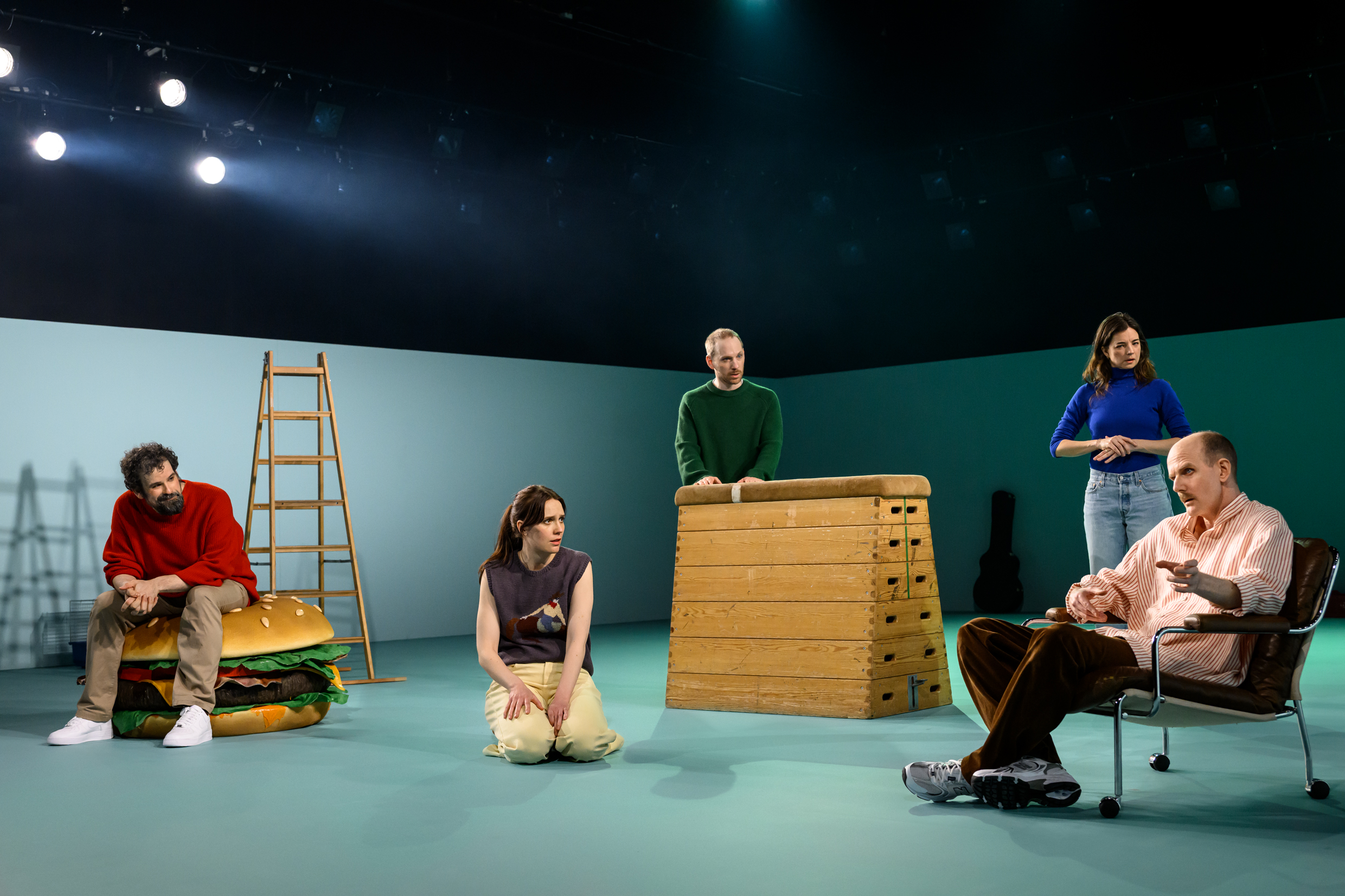 Ensemblen i Bön för idioter, urpremiär 2 april 2026 på Klarascenen, Kulturhuset Stadsteatern.