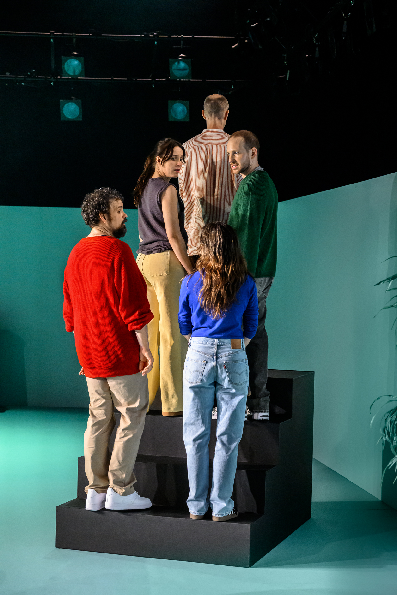 Ensemblen i Bön för idioter, urpremiär 2 april 2026 på Klarascenen, Kulturhuset Stadsteatern.