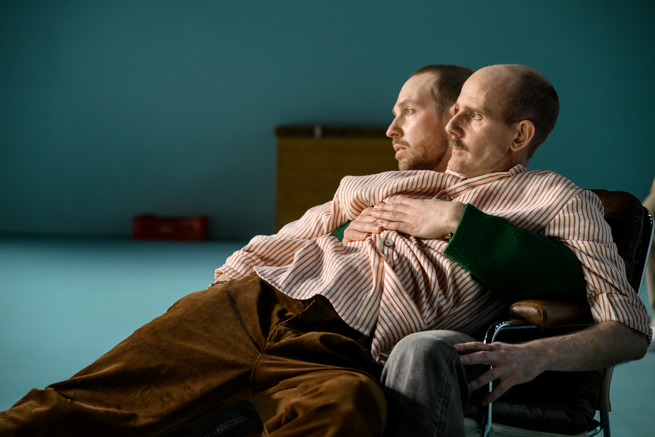 Simon Reithner och David Wiberg i Bön för idioter, urpremiär 2 april 2026 på Klarascenen, Kulturhuset Stadsteatern.