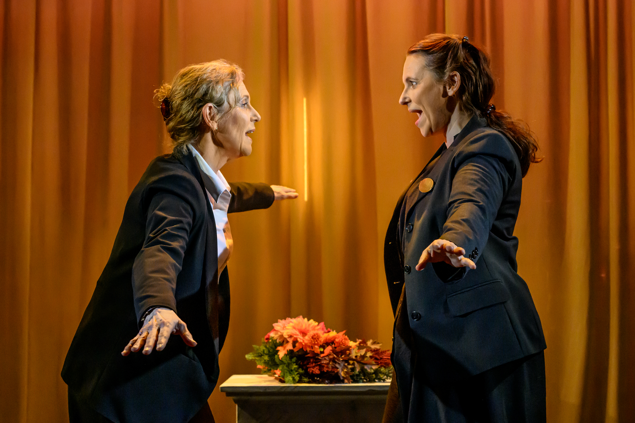 Helen Sjöholm och Anna Fahlstedt i Närmast sörjande. Urpremiär 20 mars 2026 på Soppteatern Kulturhuset Stadsteatern.