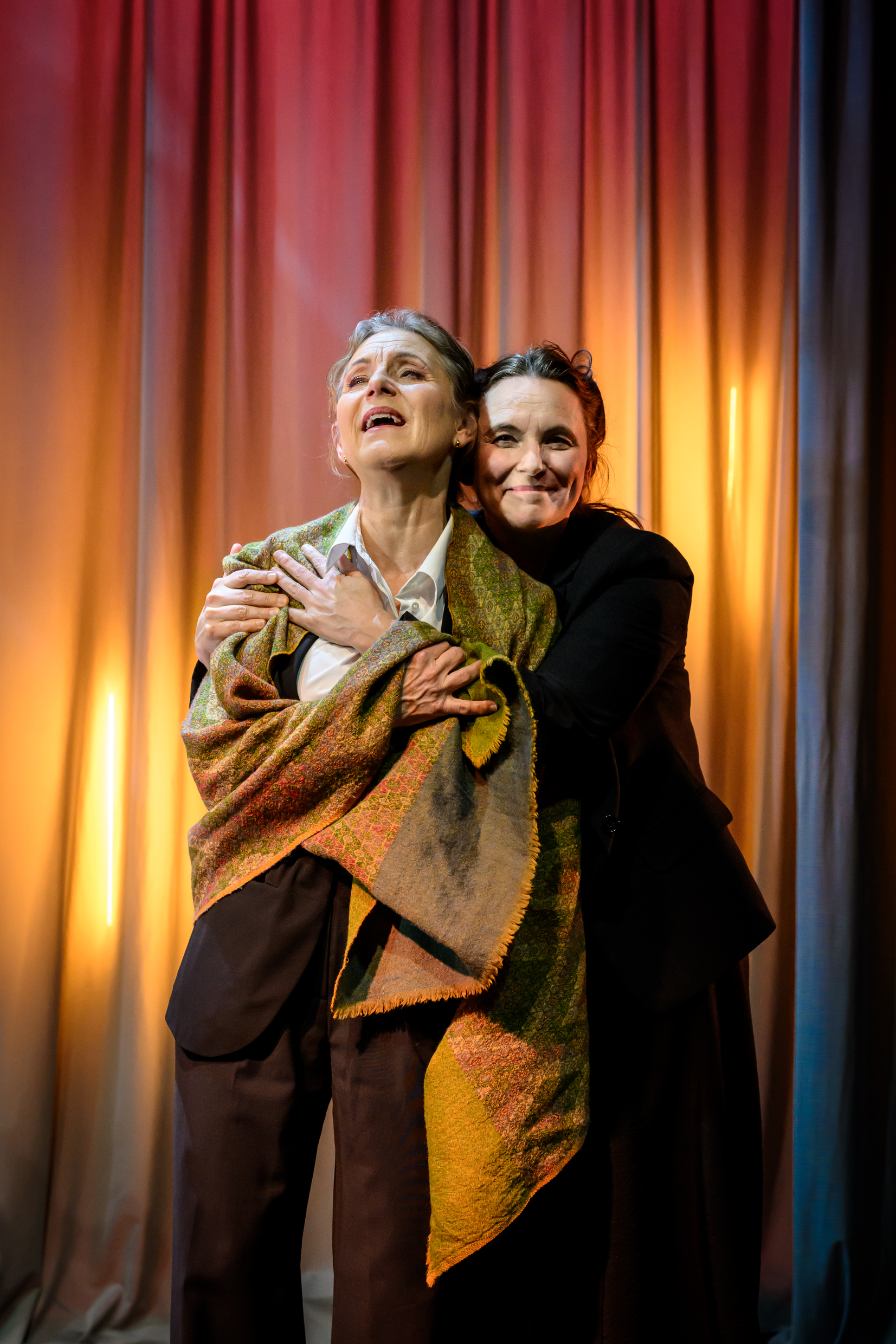 Helen Sjöholm och Anna Fahlstedt i Närmast sörjande. Urpremiär 20 mars 2026 på Soppteatern Kulturhuset Stadsteatern.