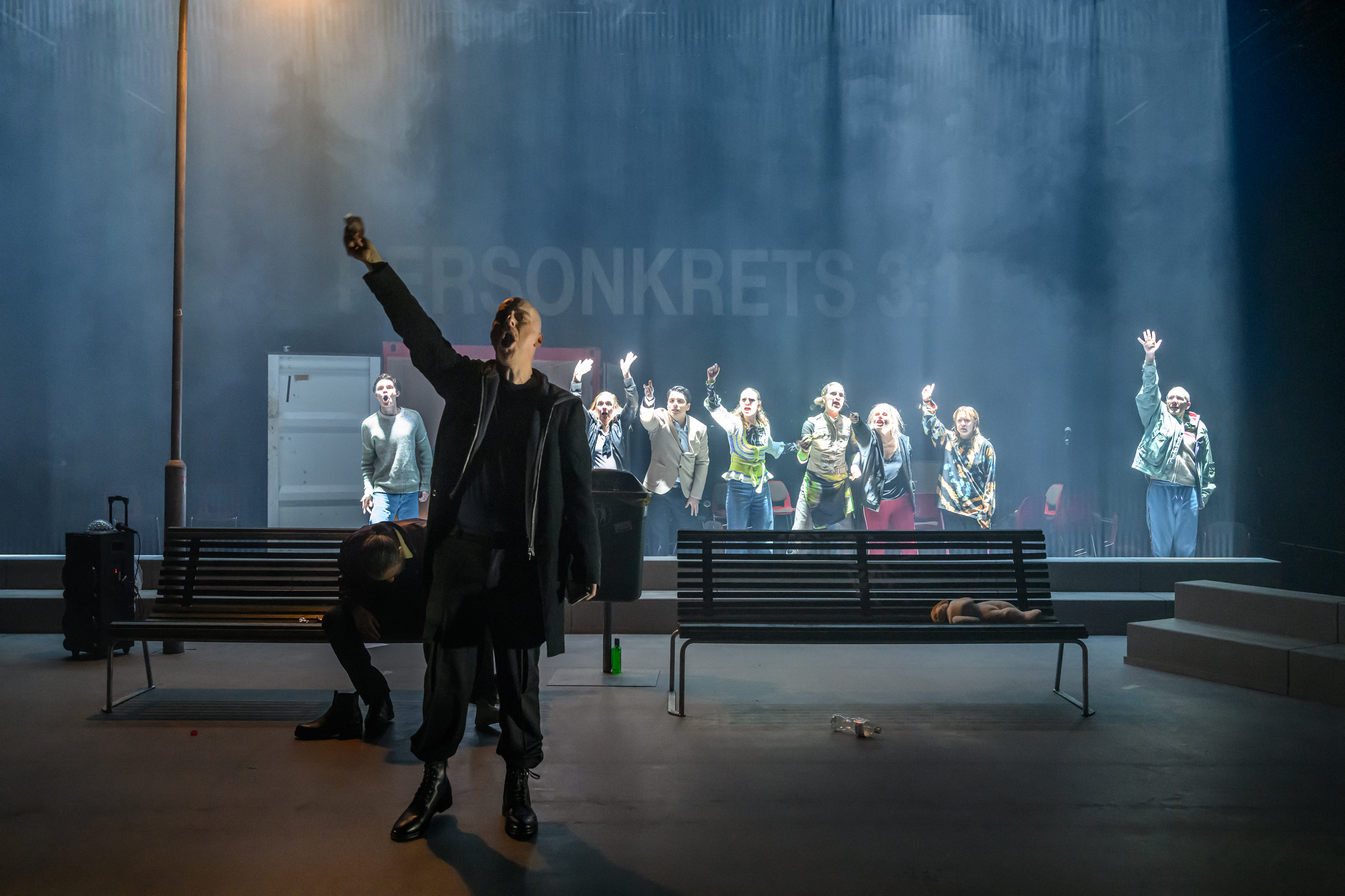 Robert Fux och delar av ensemblen i Personkrets 3:1, premiär 6 mars på Klarascenen, Kulturhuset Stadsteatern.