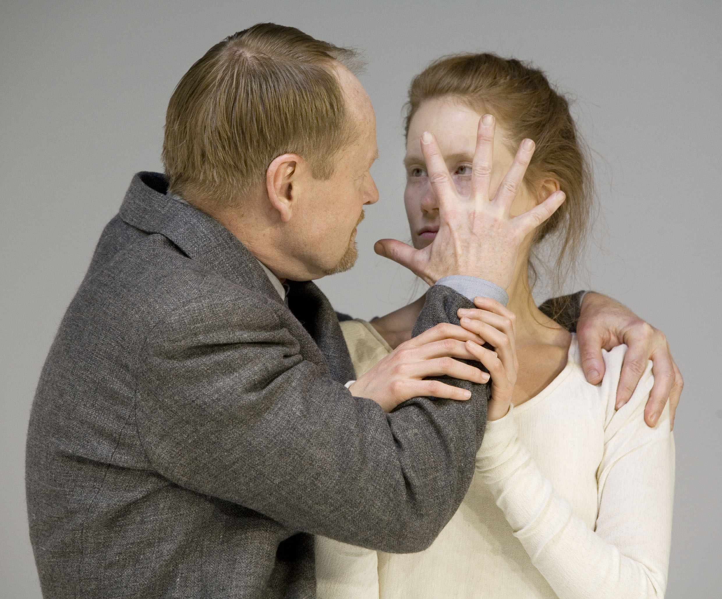 Anders Ahlbom Rosendahl och Nadja Mirmiran i Toten Insel på Strindbergs Intima Teater/Stockholms stadsteater