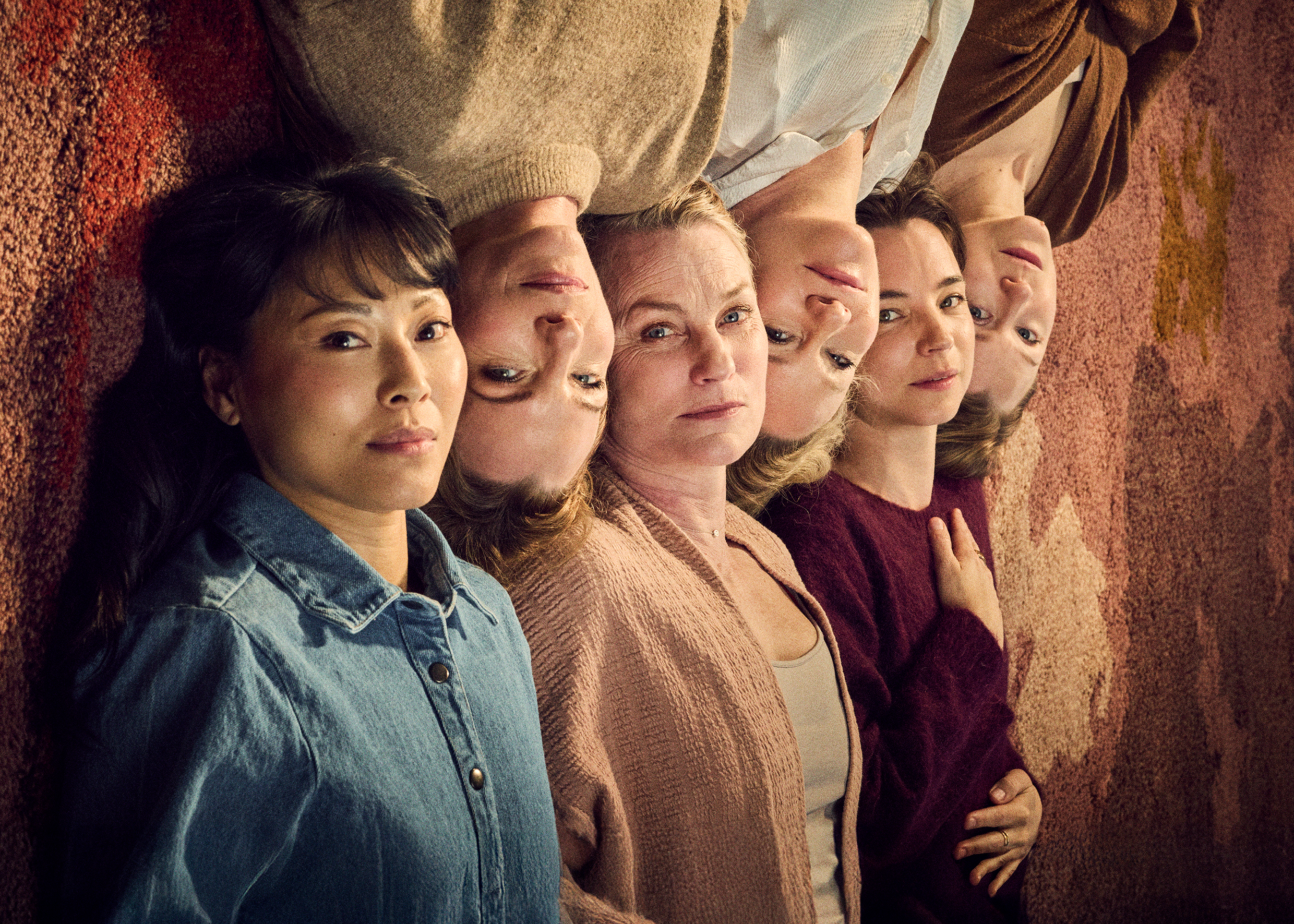 Lisette T Pagler, Sofia Papadimitriou Ledarp, Jonna Järnefelt, Maria Sid, Louise Peterhoff och Matilda Ragnerstam i Ge mig handen, premiär på Klarascenen 10 december 2026.