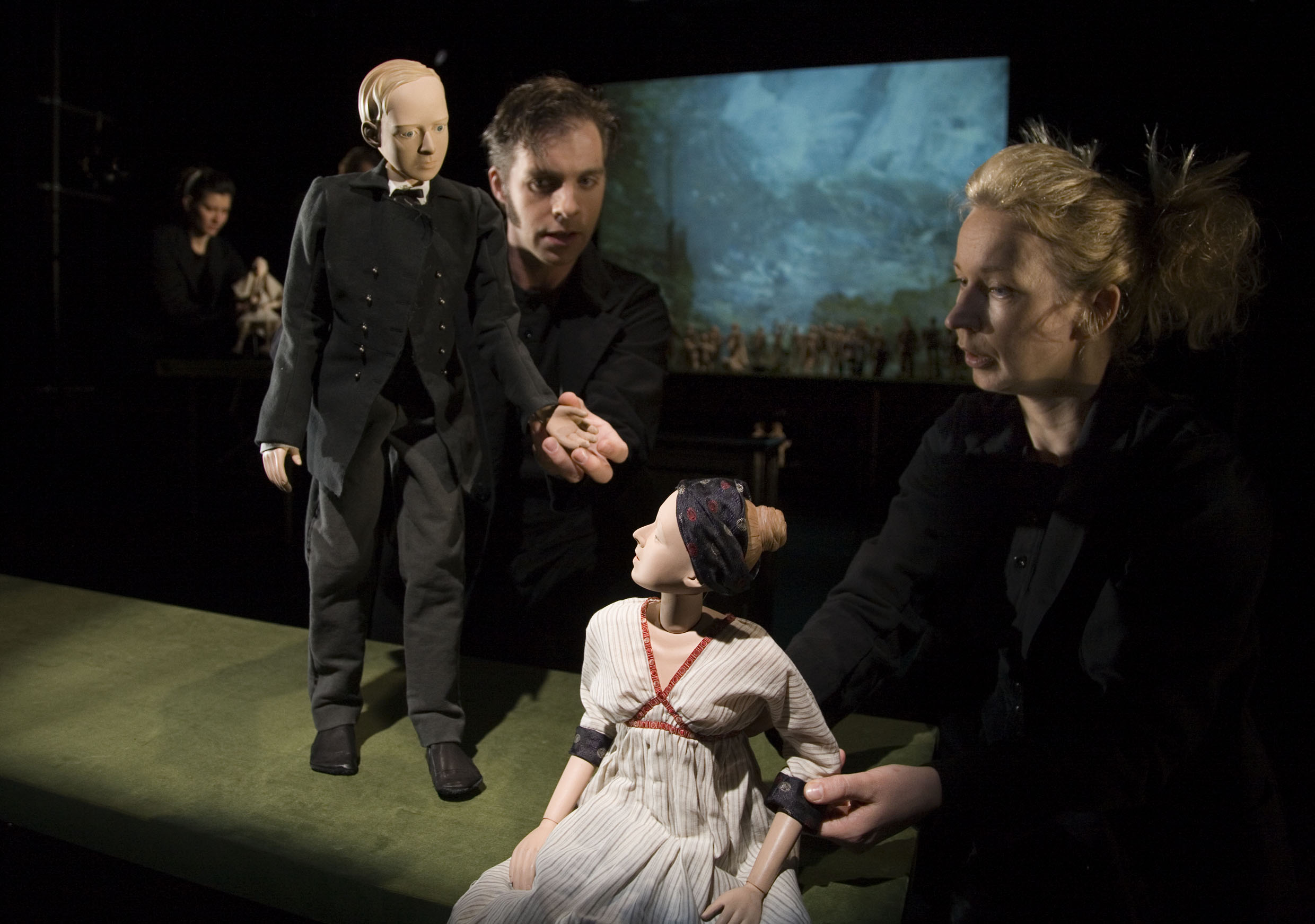 Ett Drömspel av August Strindberg på Bryggan/Marionetteatern. Fredrik Meyer och dockspelare Helena Nilsson.
