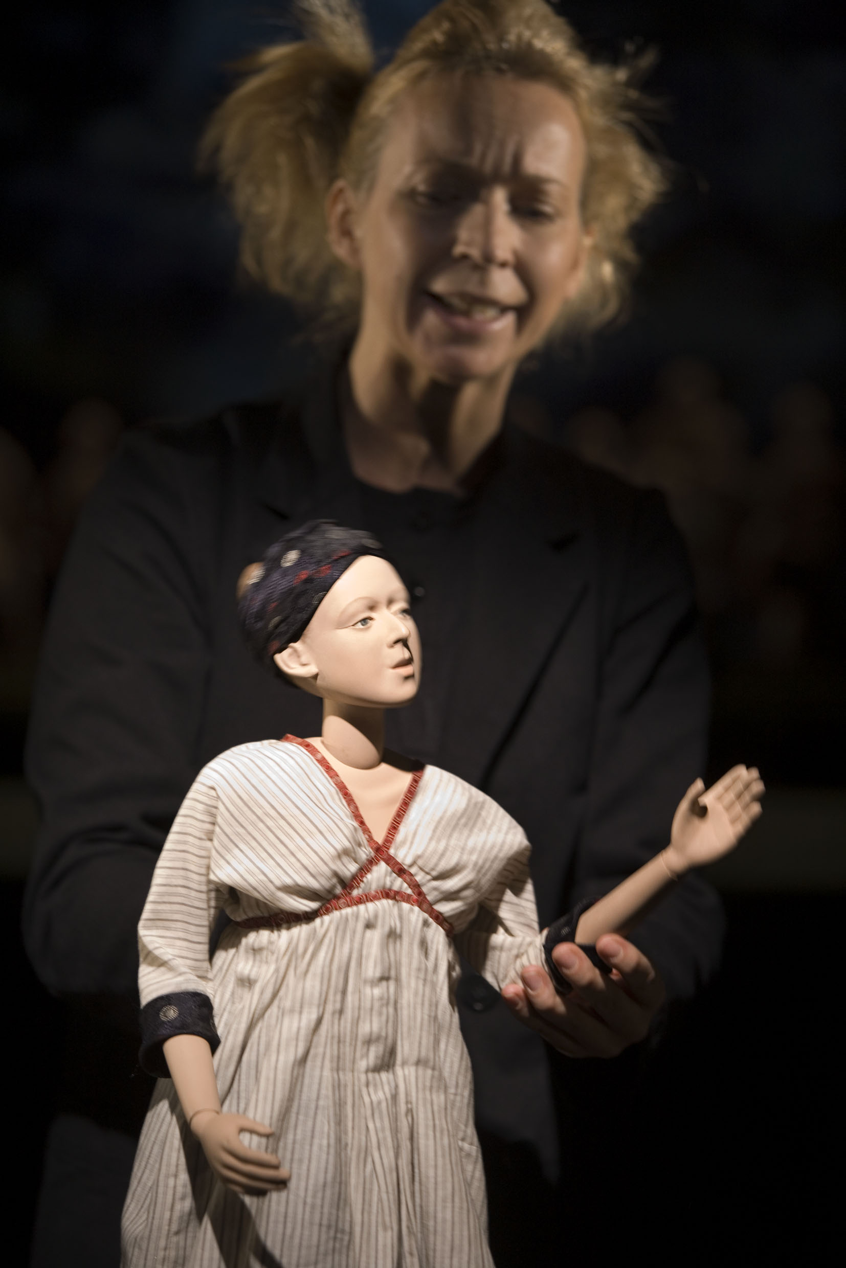 Ett Drömspel av August Strindberg på Bryggan/Marionetteatern. Dockspelare Helena Nilsson.