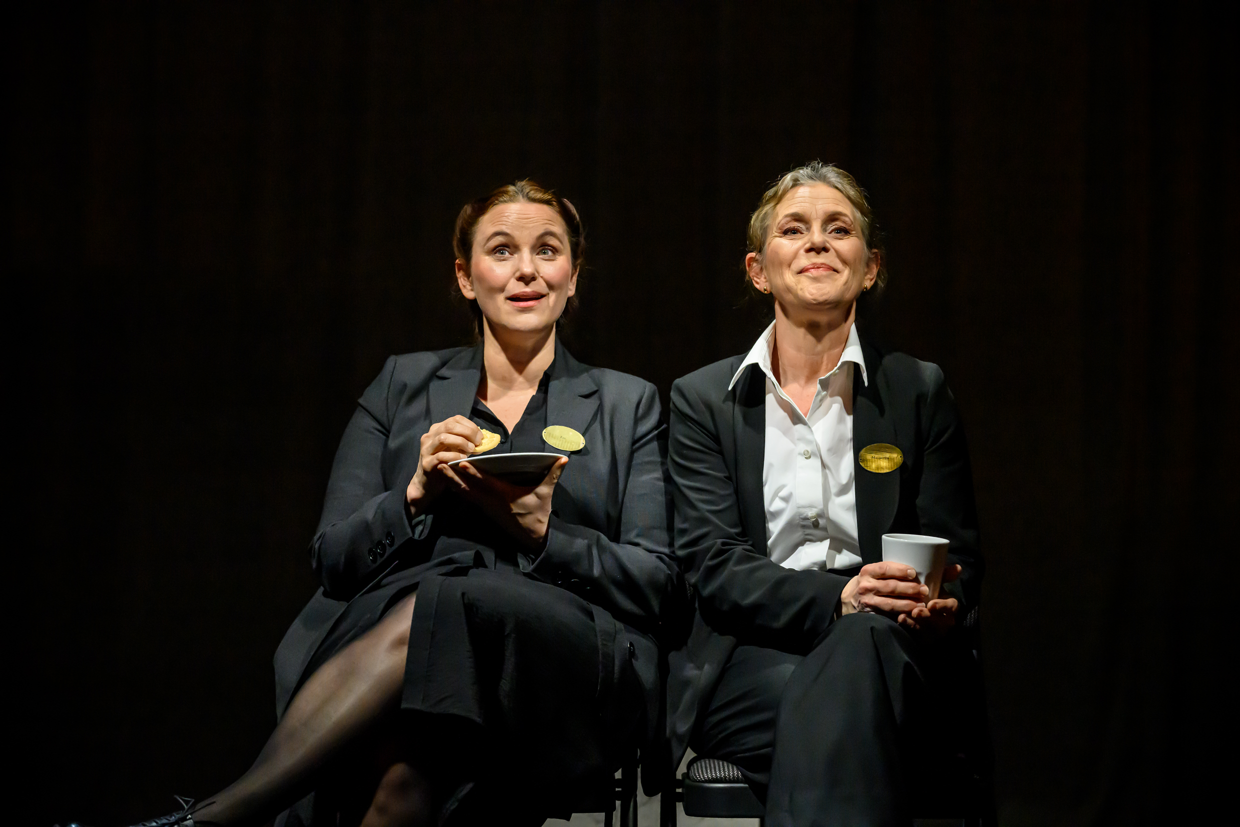 Anna Fahlstedt och Helen Sjöholm i Närmast sörjande. Urpremiär 20 mars 2026 på Soppteatern Kulturhuset Stadsteatern.