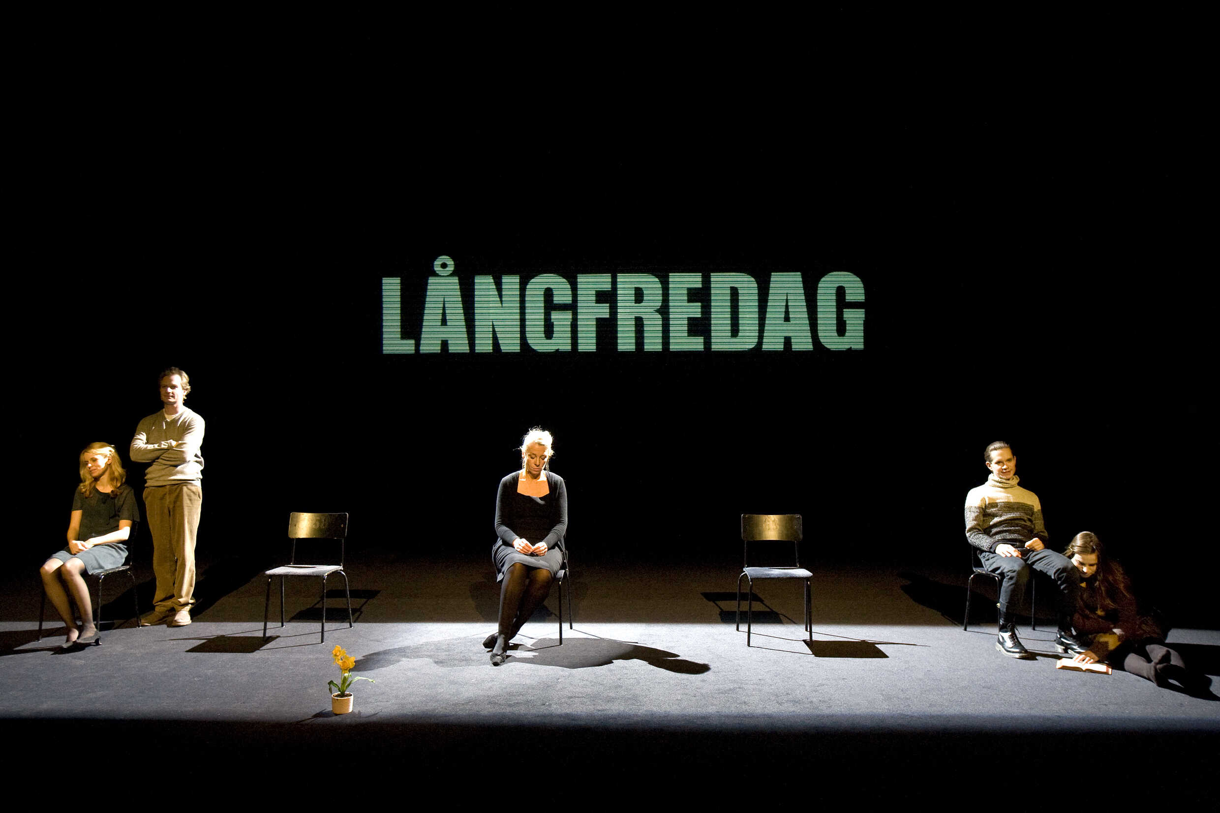Helena af Sandeberg, Sven Ahlström, Katarina Ewerlöf, Dan Turdén och Maria Salomaa i Påsk, premiär 31 januari på Stockholms stadsteater