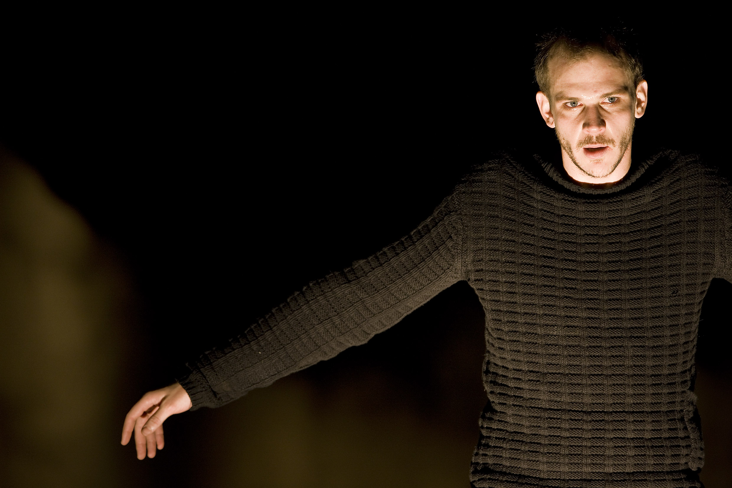 Gustaf Skarsgård i Hamlet. Premiär 31 december 2009 på Stora scenen.