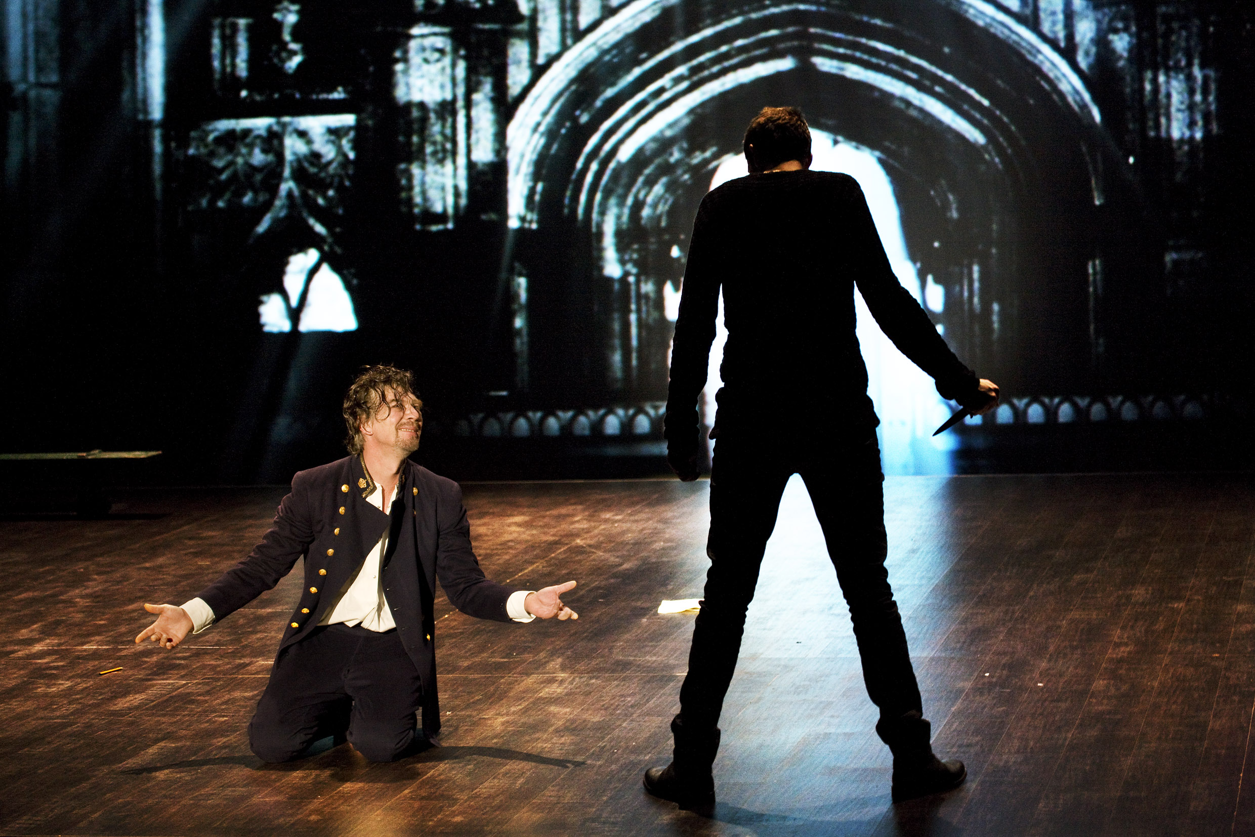 Jakob Eklund och Gustaf Skarsgård i Hamlet. Premiär 31 december 2009 på Stora scenen.