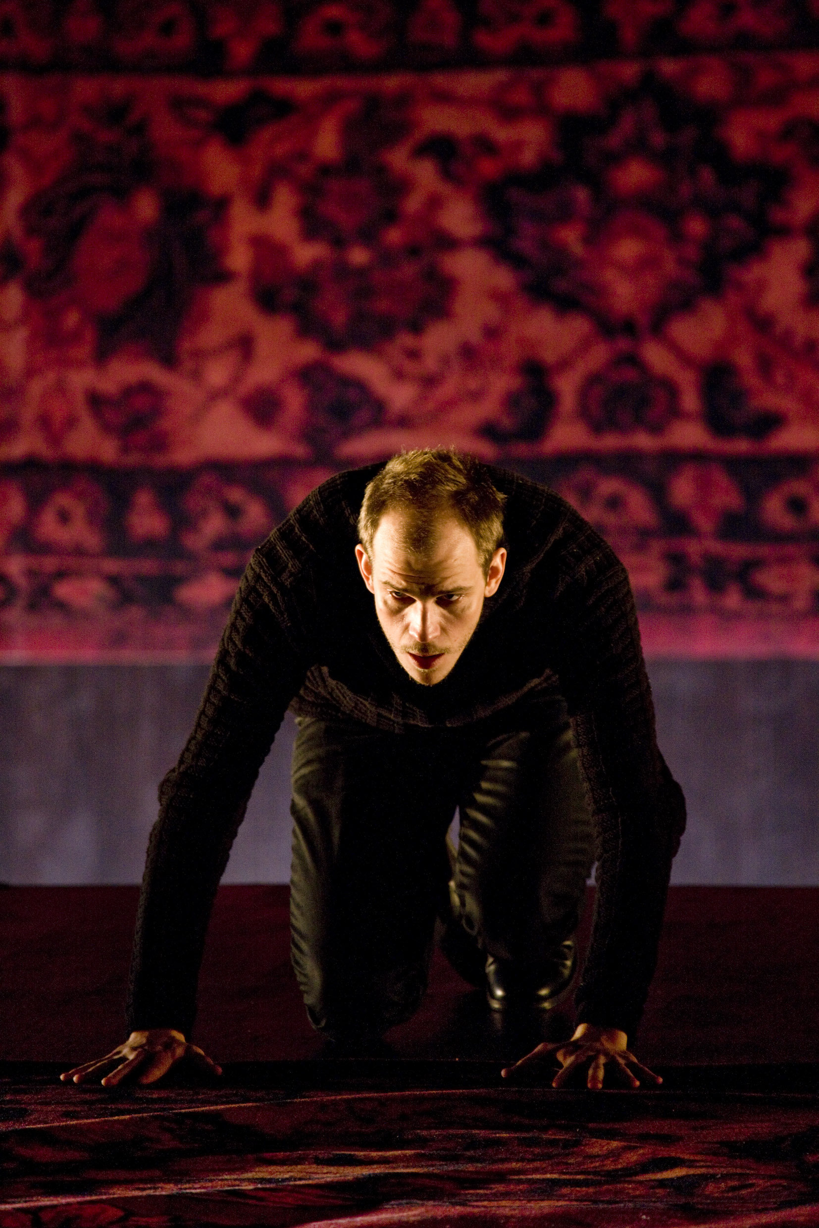 Gustaf Skarsgård i Hamlet. Premiär 31 december 2009 på Stora scenen.