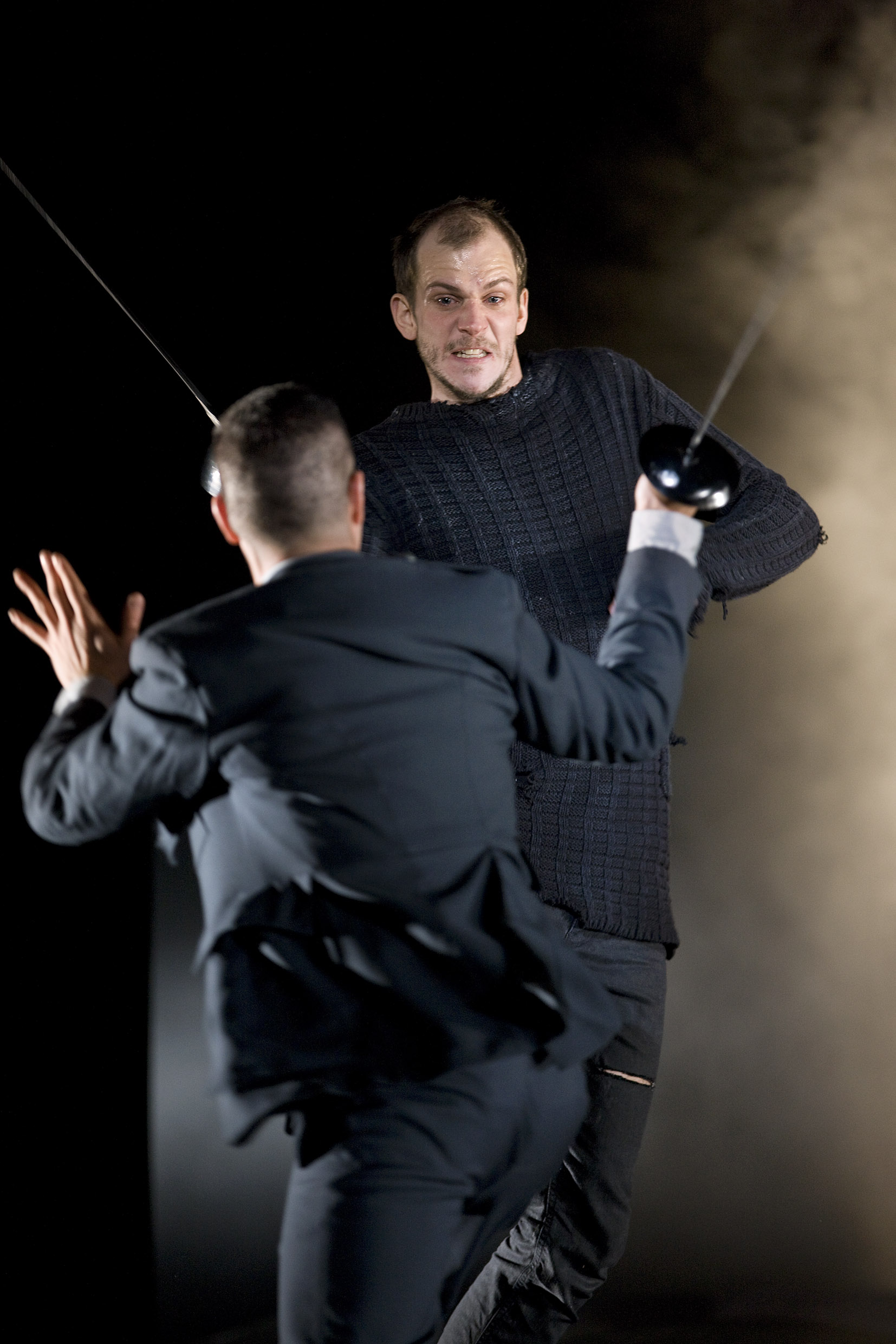 Francisco Sobrado och Gustaf Skarsgård i Hamlet. Premiär 31 december 2009 på Stora scenen.
