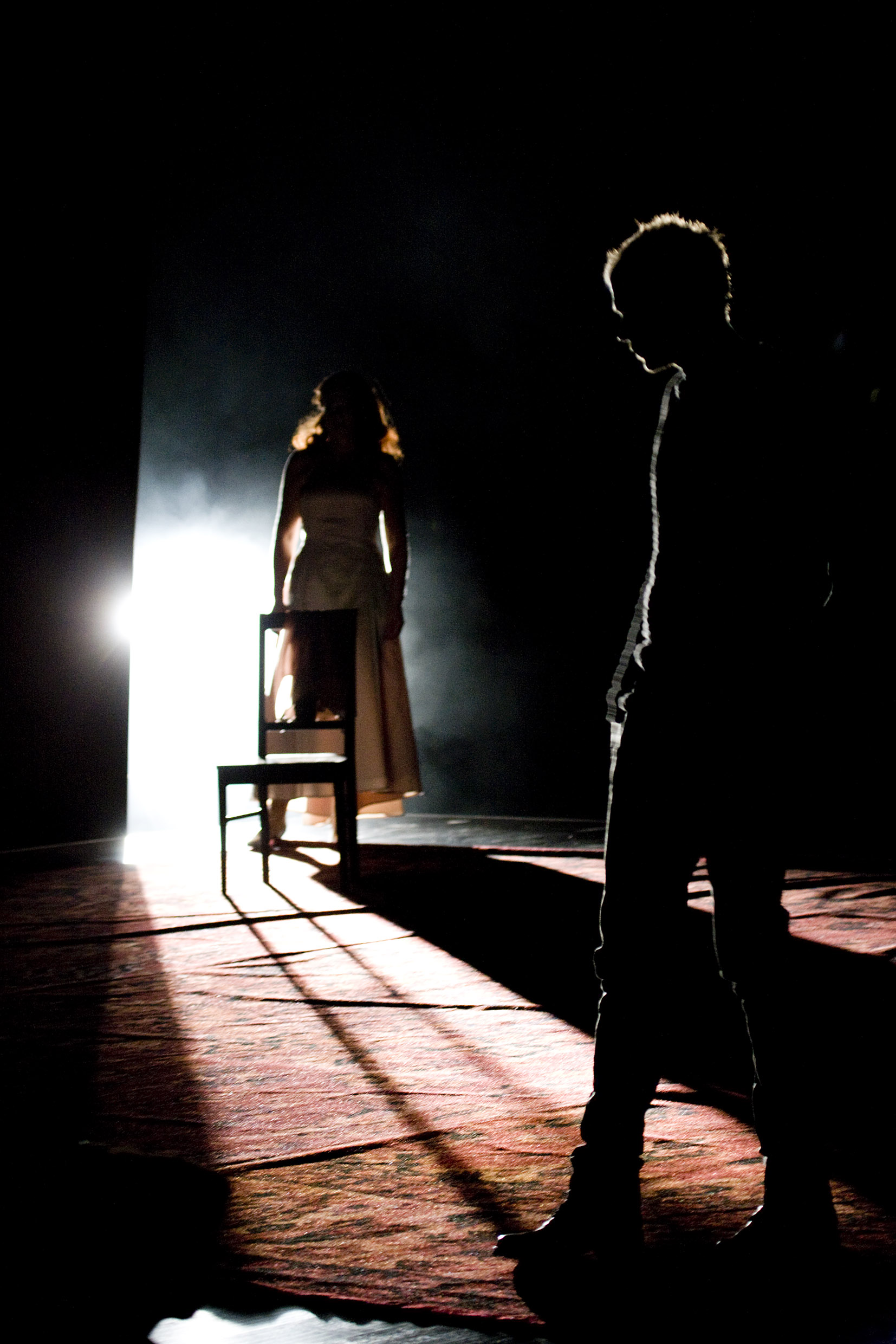 Katarina Ewerlöf och Gustaf Skarsgård i Hamlet. Premiär 31 december 2009 på Stora scenen.