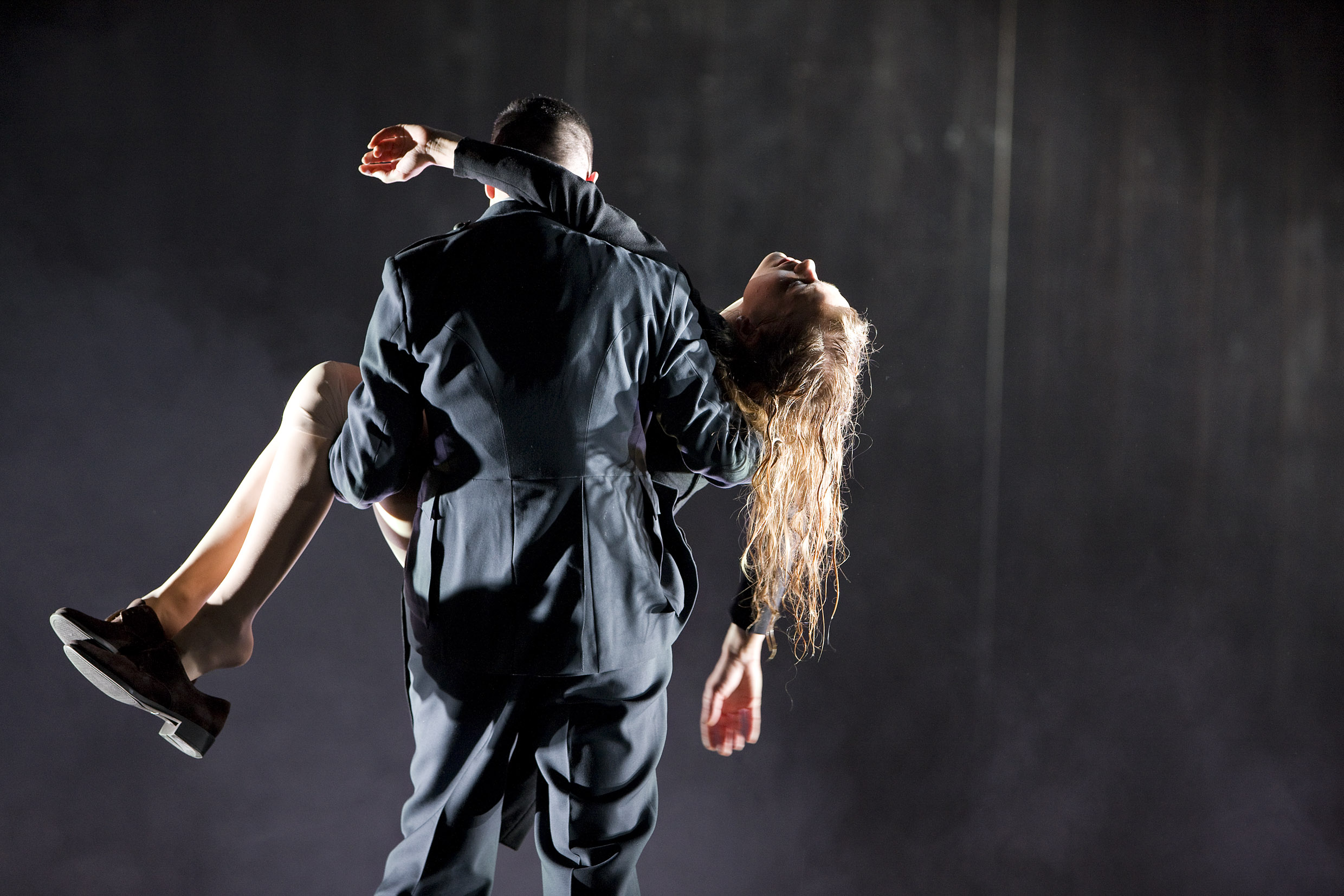 Francisco Sobrado och Lisa Werlinder i Hamlet. Premiär 31 december 2009 på Stora scenen.