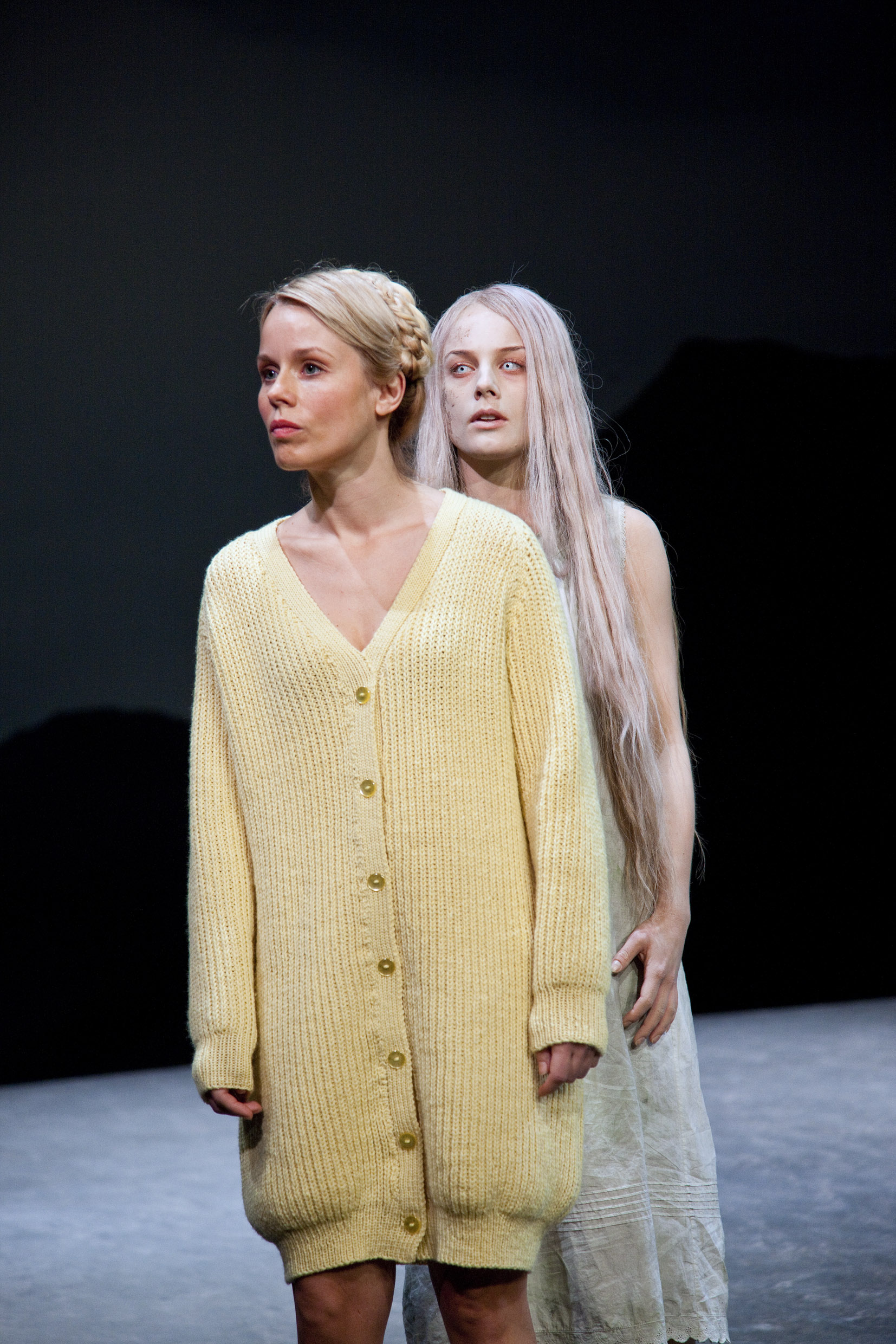 Helena af Sandeberg och Ida Engvoll i Rosmersholm ur Ibsen 2010, premiär 2 oktober 2010 på Klarascenen.