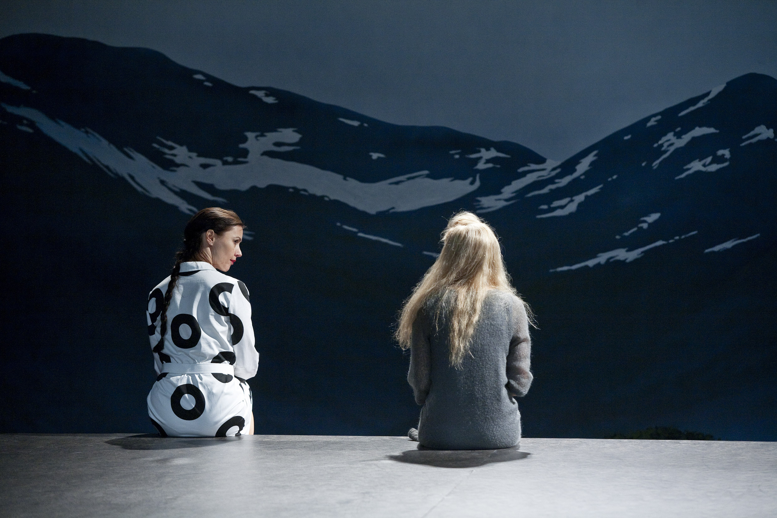 Petronella Barker och Ida Engvoll i Byggmästare Solness ur Ibsen 2010, premiär 2 oktober 2010 på Klarascenen.