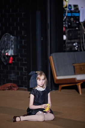Alba Dumolin Engström i Sex roller söker en författare, premiär 4 november 2010 på Klarascenen.
