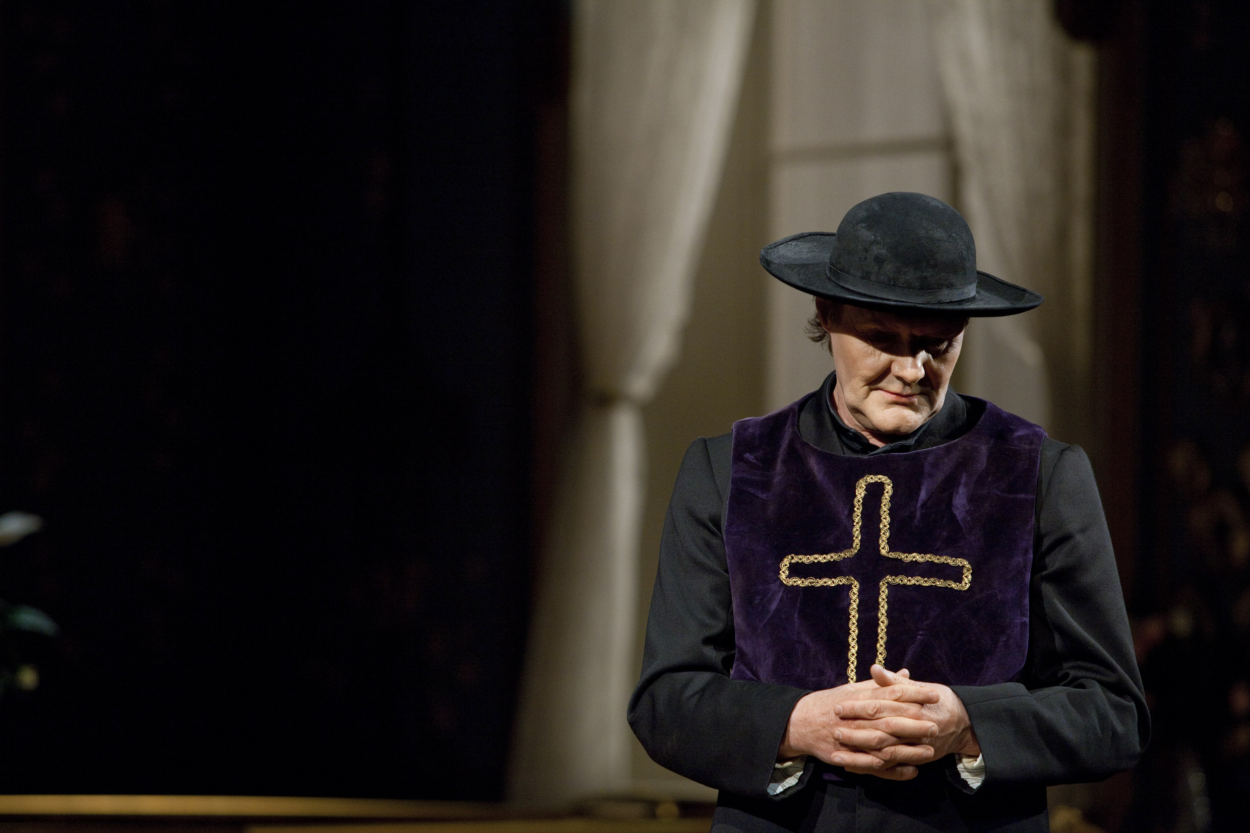 Johan Rabaeus i Tartuffe. Premiär 12 februari 2011 på Stora scenen.