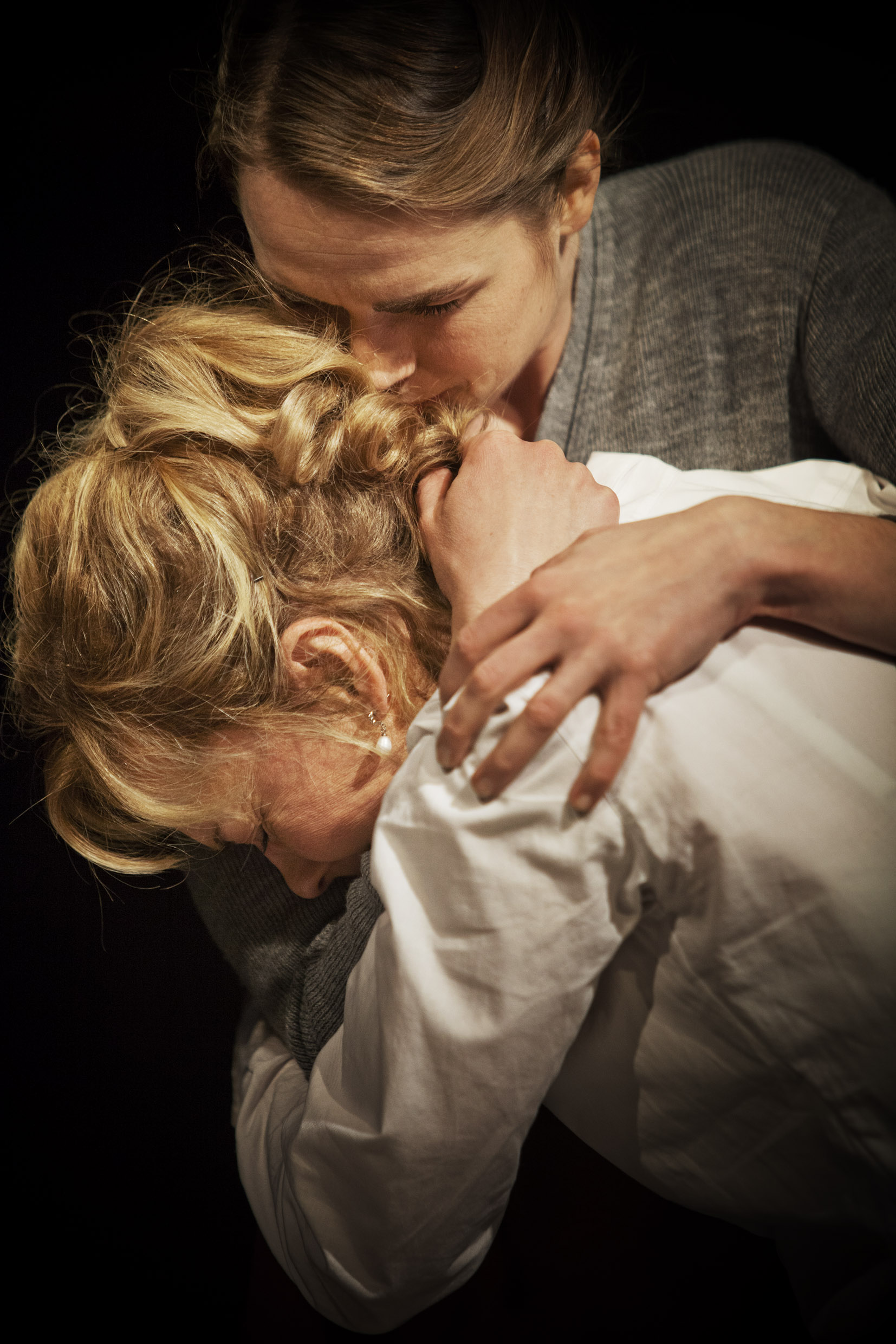 Marie Richardson och Lina Englund i Tribadernas natt. Premiär på Klarascenen 14 maj 2012.