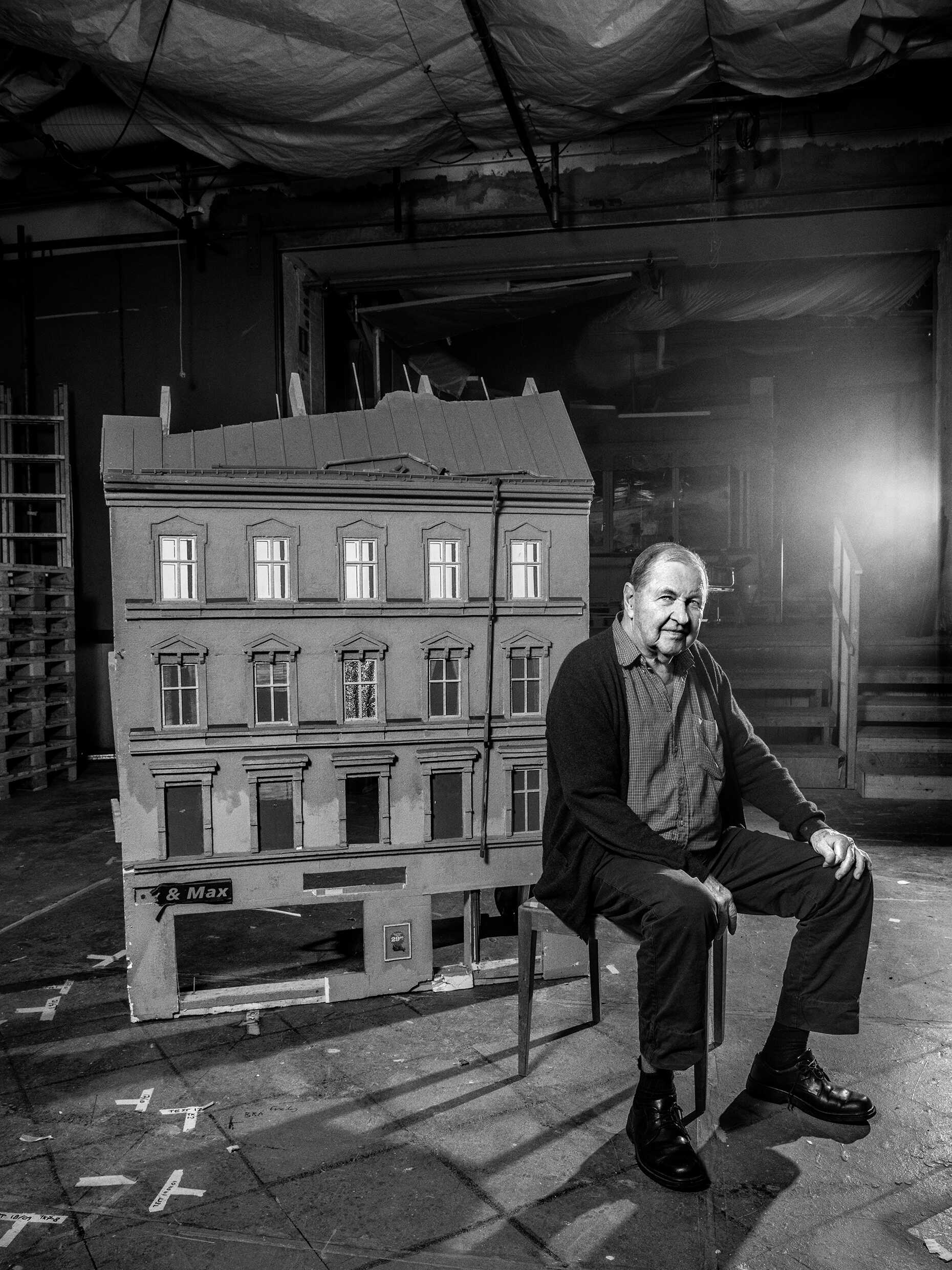En scenografisk retrospektiv om Roy Anderssons bildspråk öppnar i Galleri 5, Kulturhuset Stadsteatern, 28 maj 2021.