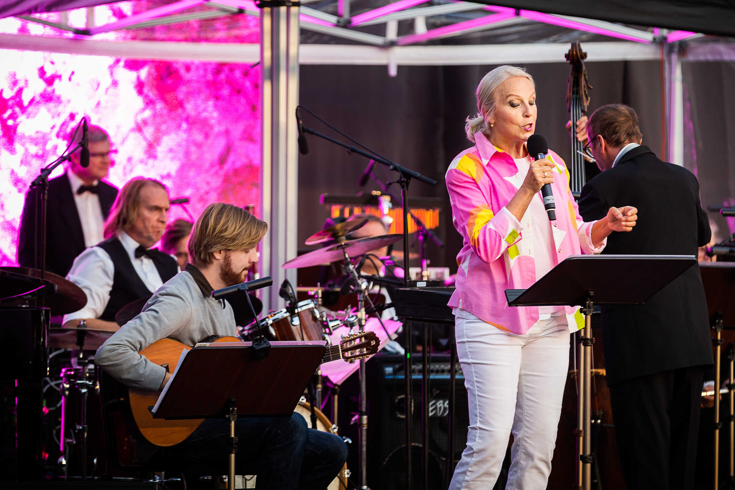 Fabian Fredriksson, Anne Sofie von Otter och Blåsarsymfonikerna vid utdelningen av Bennypriset i Galärparken 29 augusti 2021.