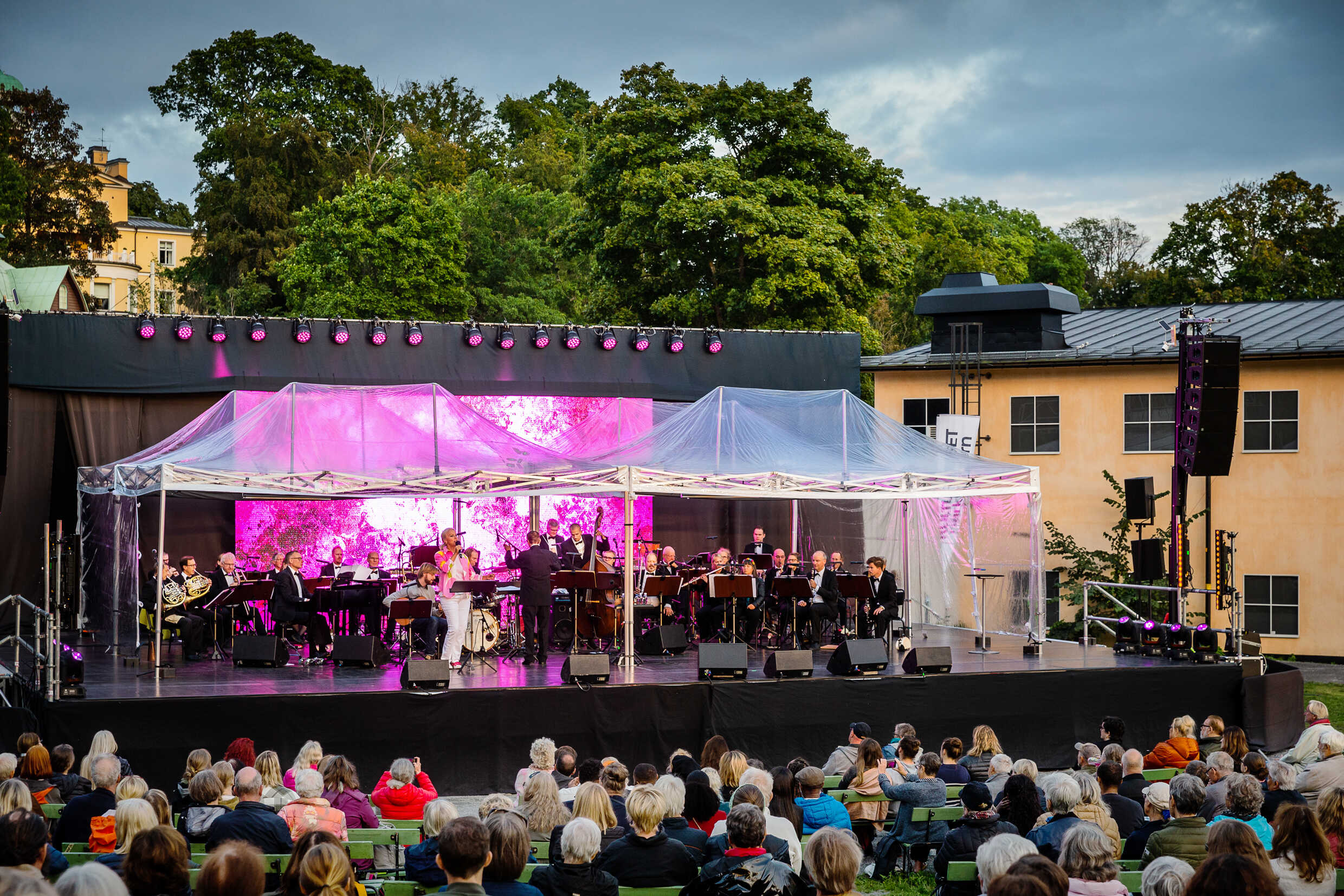 Anne Sofie von Otter och Blåsarsymfonikerna vid utdelningen av Bennypriset i Galärparken 29 augusti 2021.